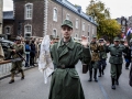 Herdenking van de bevrijding van Maastricht in het Jekerkwartier. Reanactment. Duitse militairen geven zich over en worden afgevoerd door Amerikanen.